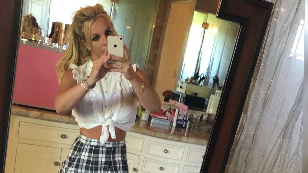 Britney Spears Hits Us Baby One More Time In Schoolgirl Outfit