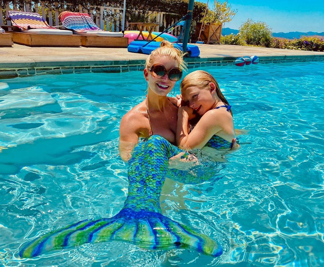 Jessica Simpson in pool with daughter