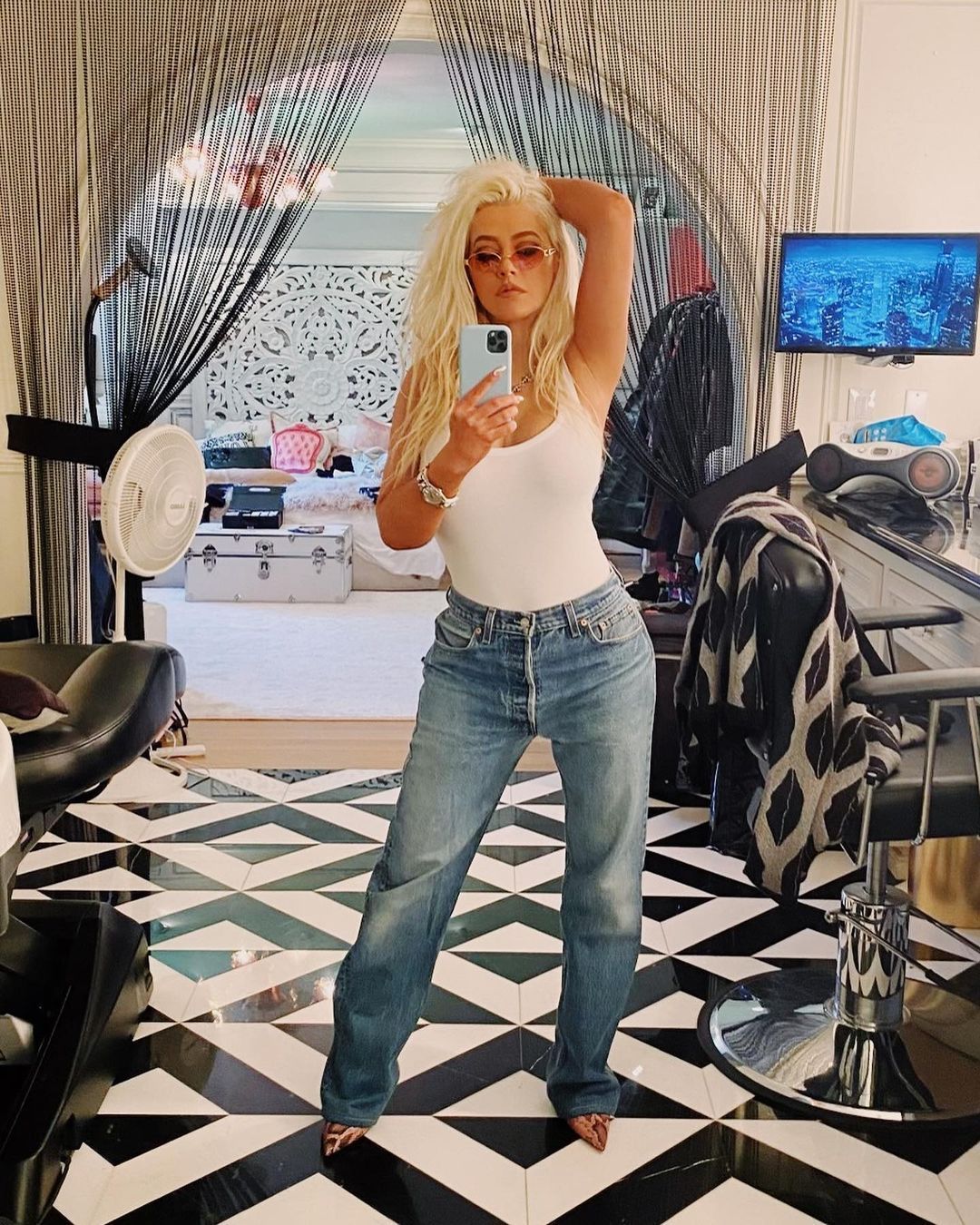 Christina Aguilera jeans selfie