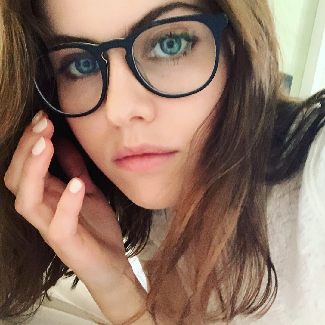 Alexandra Daddario glasses selfie