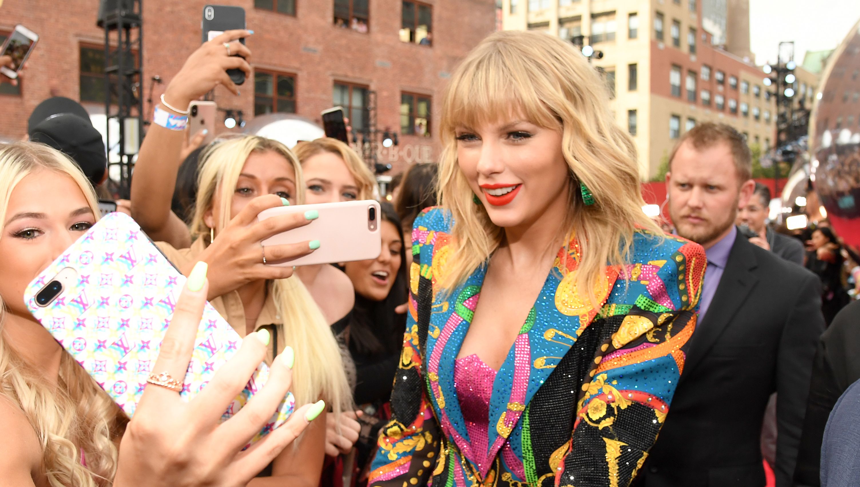 Taylor Swift Makes A Colorful Splash On The 2019 Mtv Vma Red