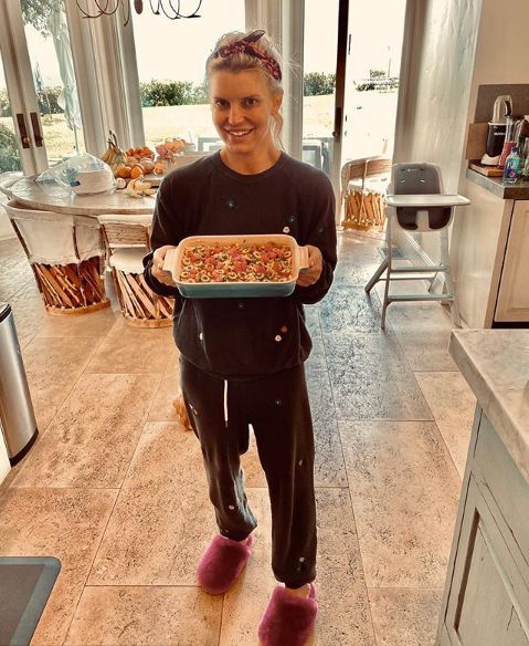 Jessica Simpson in sweats with food tray