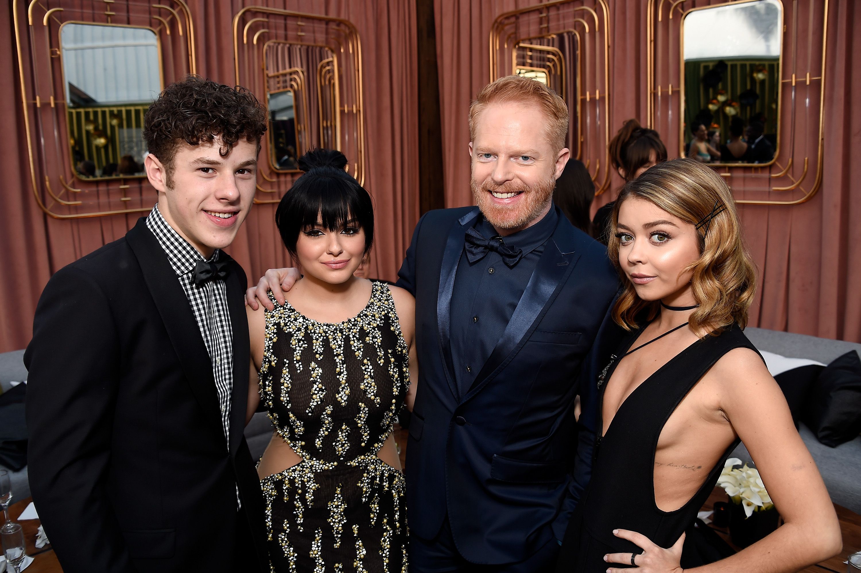 Modern Family Star Sarah Hyland Defends Co Star Ariel Winter From
