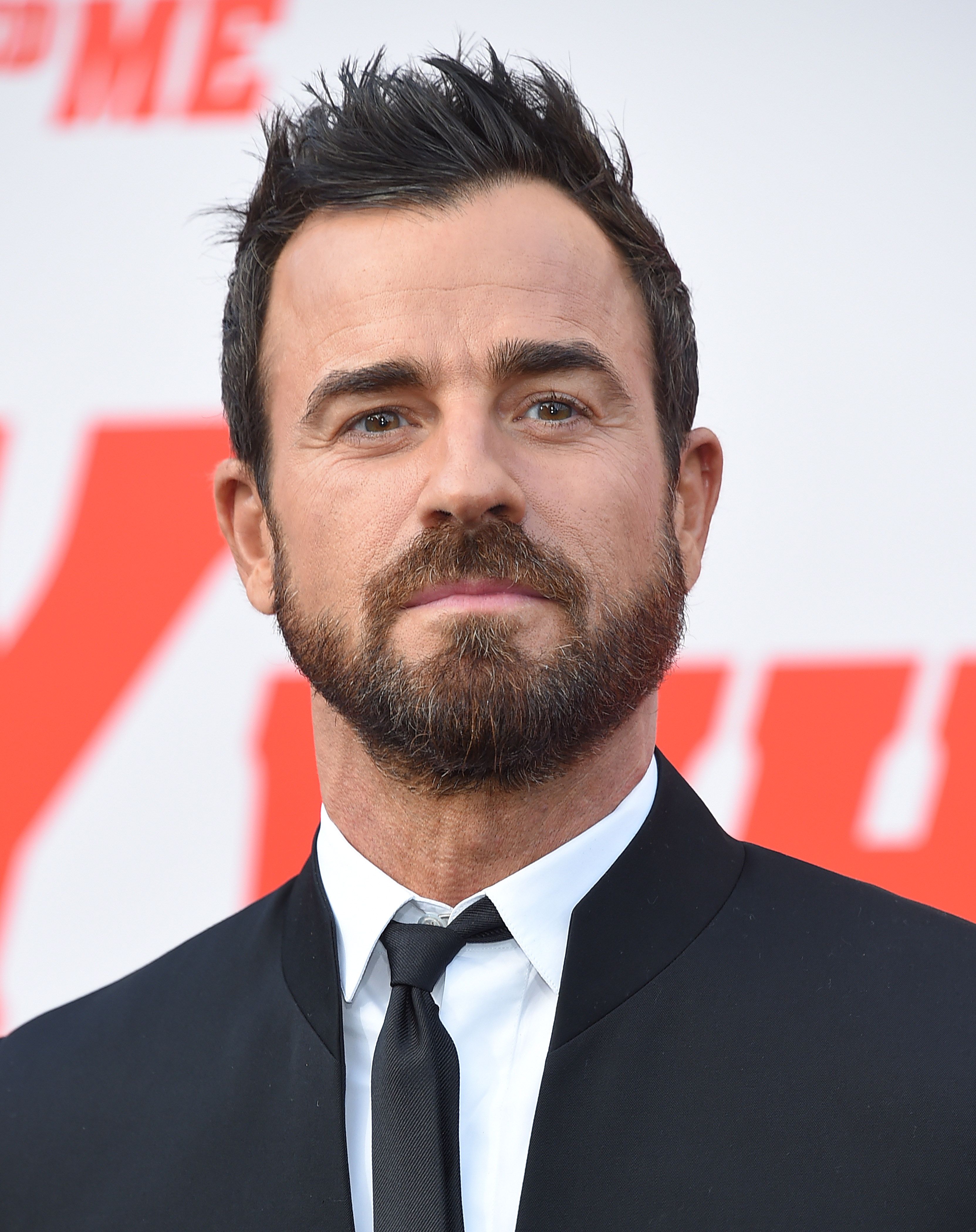 Justin Theroux wears a suit and tie.