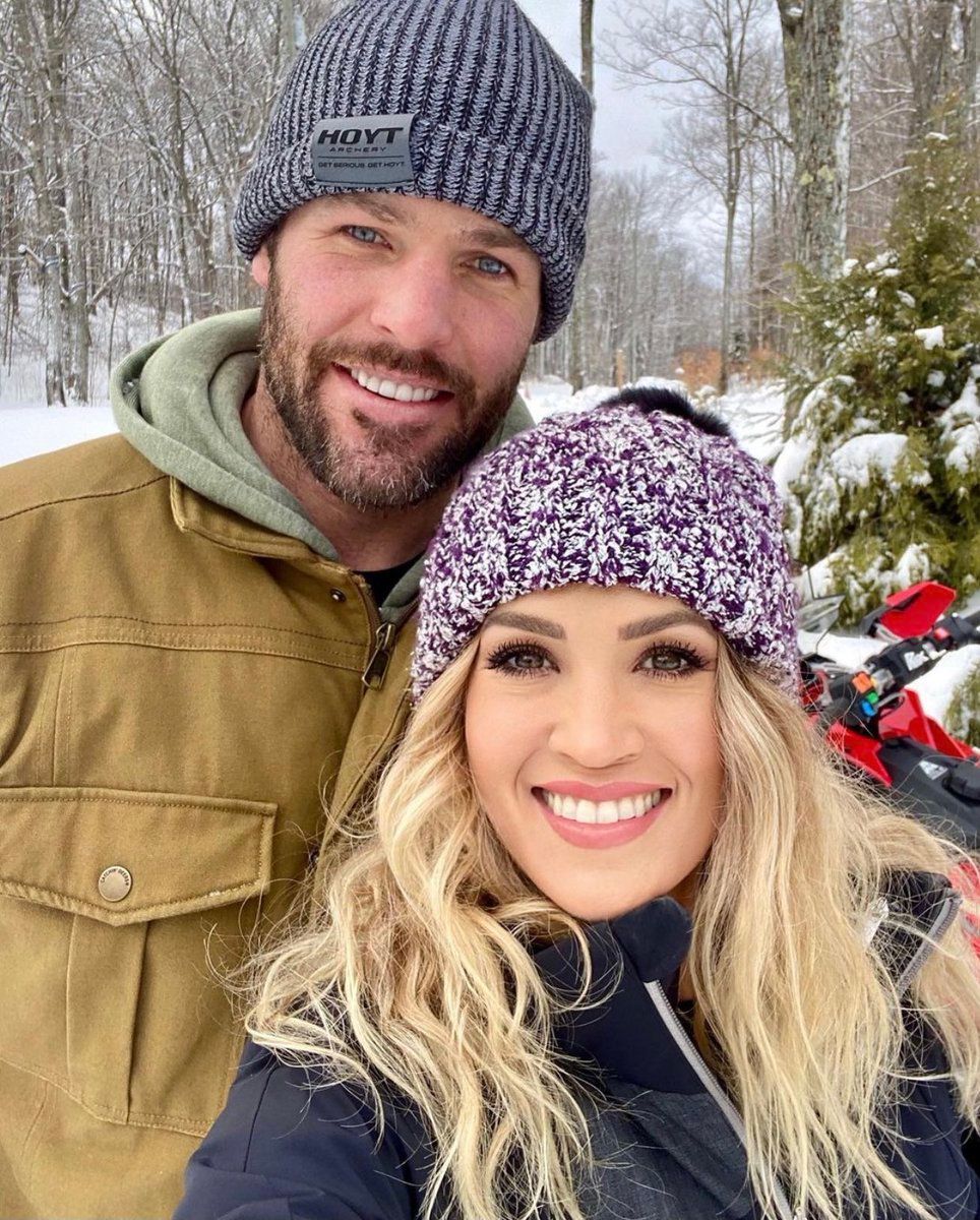 Carrie Underwood and Mike Fisher pose in snow