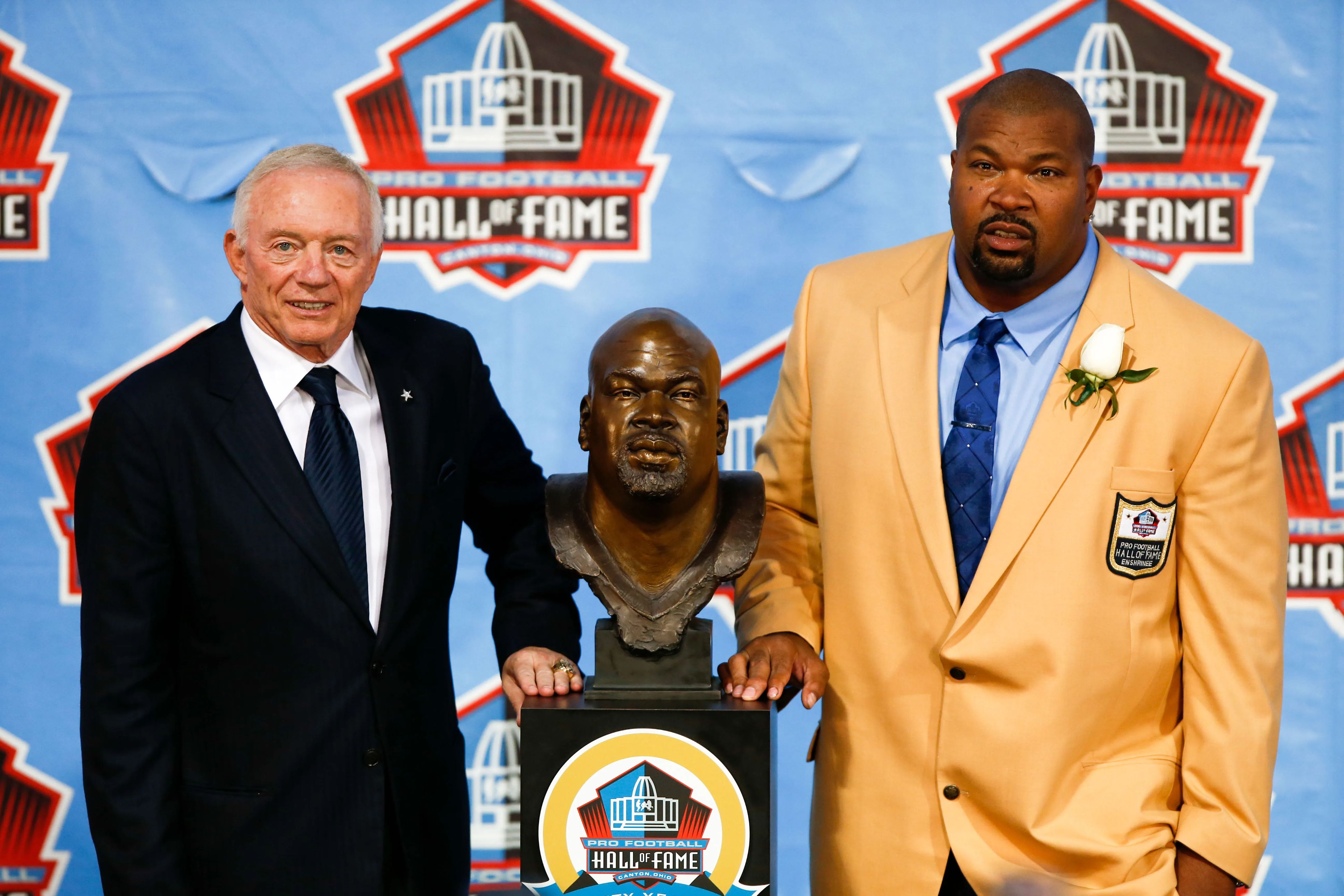 Jerry Jones taking a picture with Larry Allen