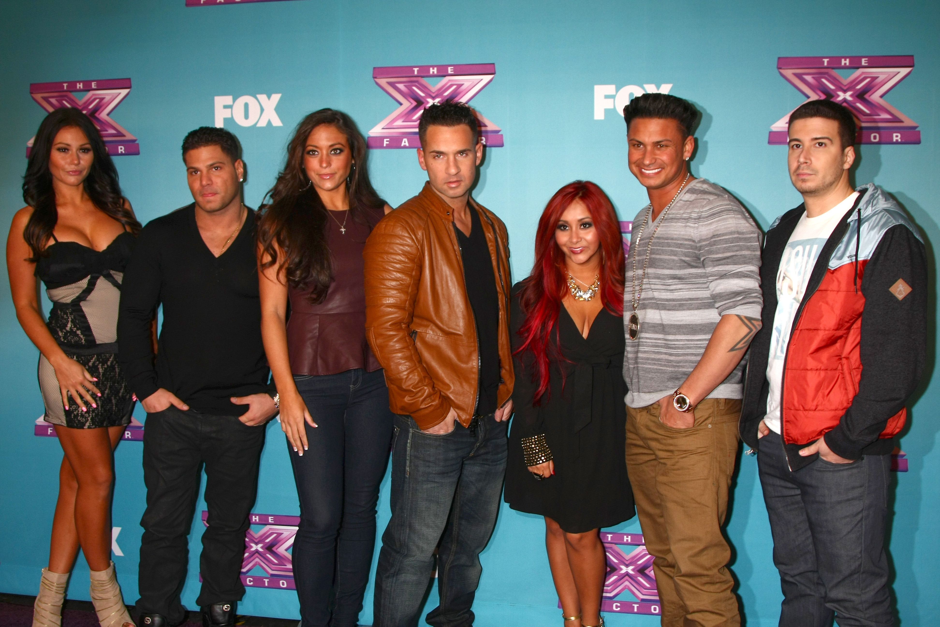 The 'Jersey Shore' cast smiles in group pic.