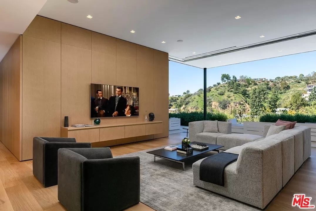 Ariana Grande Buys 13 7 Million L A Mansion With Its Own Wellness Center See The Photos