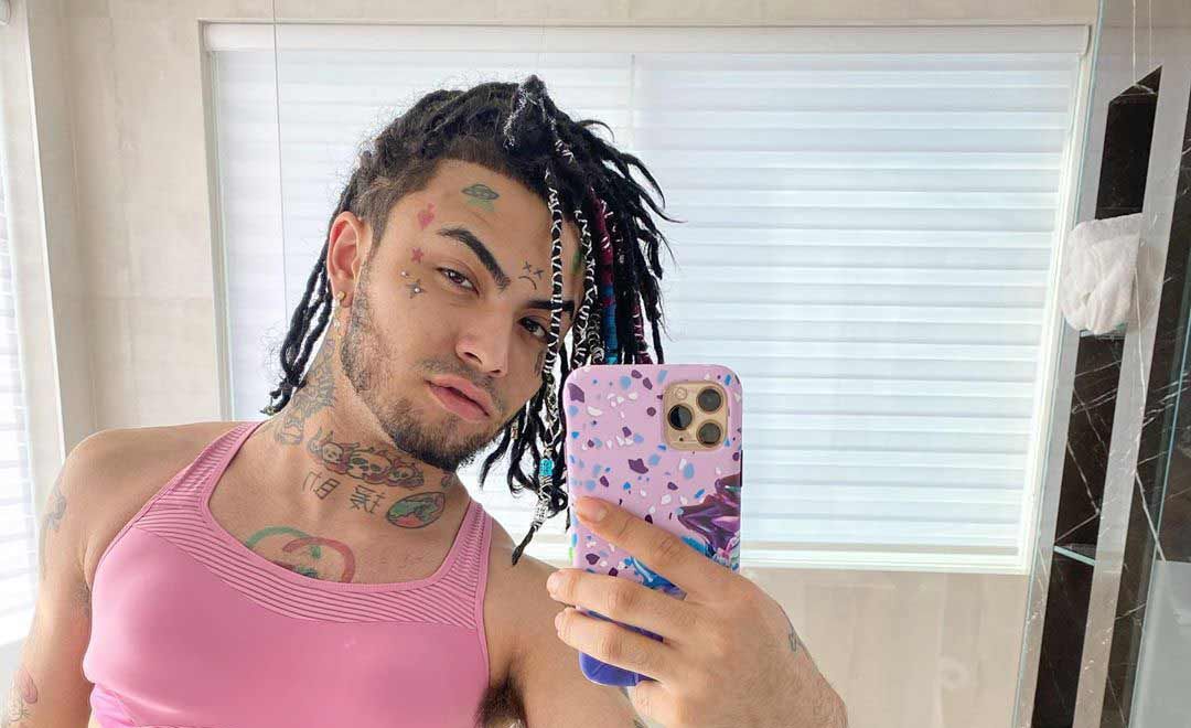 Rapper Lil Pump Shows Off His Painted Nails But They Don T Match