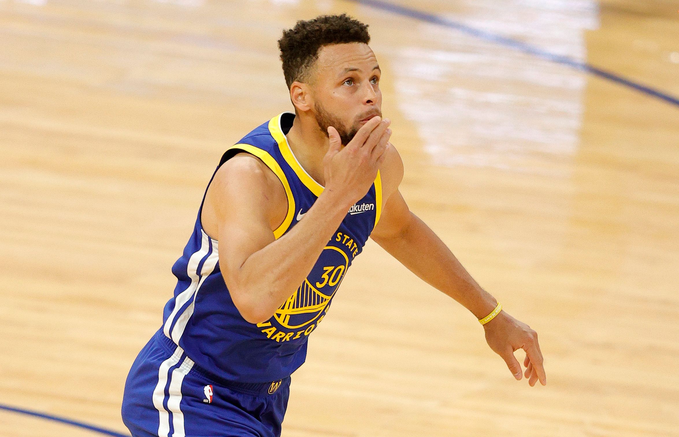 Stephen Curry sending a flying kiss to the crowd
