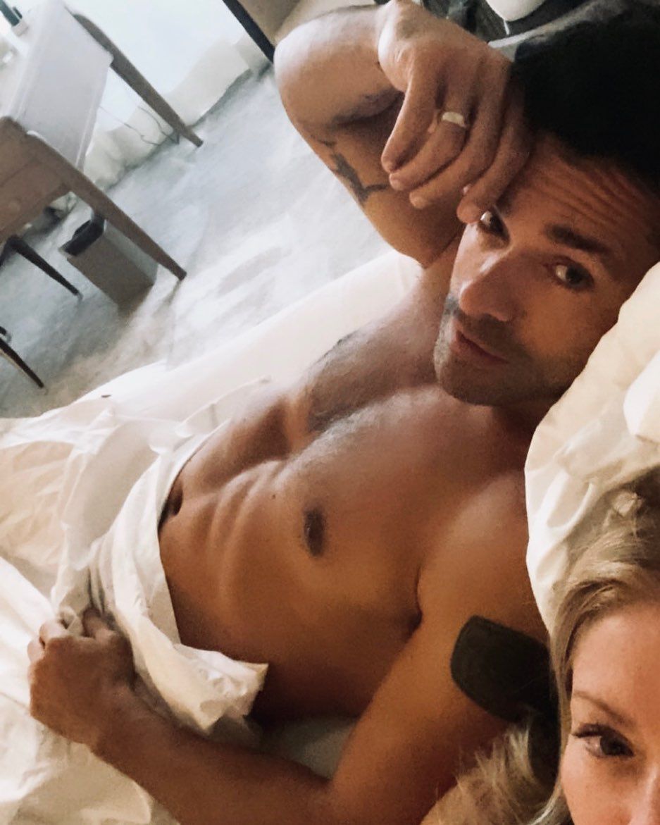 937px x 1171px - Kelly Ripa Reveals Secret To Steamy Sex Life With Husband Mark Consuelos --  You Want To Hear This!