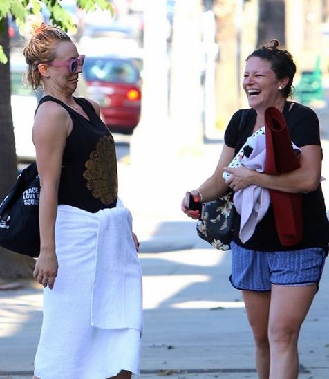 Kaley Cuoco Rocks A Towel In The Street Gets Pants Offer From Johnny Galecki See pictures and shop the latest fashion and style trends of kaley cuoco, including kaley cuoco wearing pink lipstick, smoky eyes, lipgloss and more. kaley cuoco rocks a towel in the street