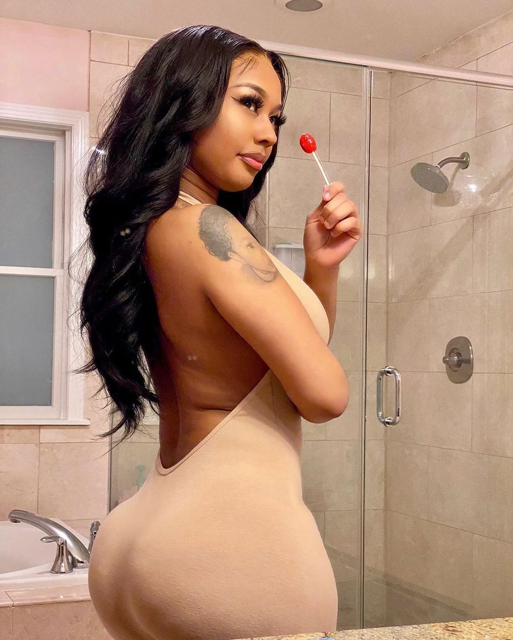 Nicki Minaj Shemale Porn - Tekashi6ix9ine's Girlfriend Jade Bounces Assets In Her Bathroom, Nicki Minaj  Tops Comments