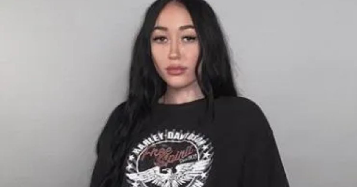 Noah Cyrus Gets Explicit In Fishnets With Legs Apart - The Blast