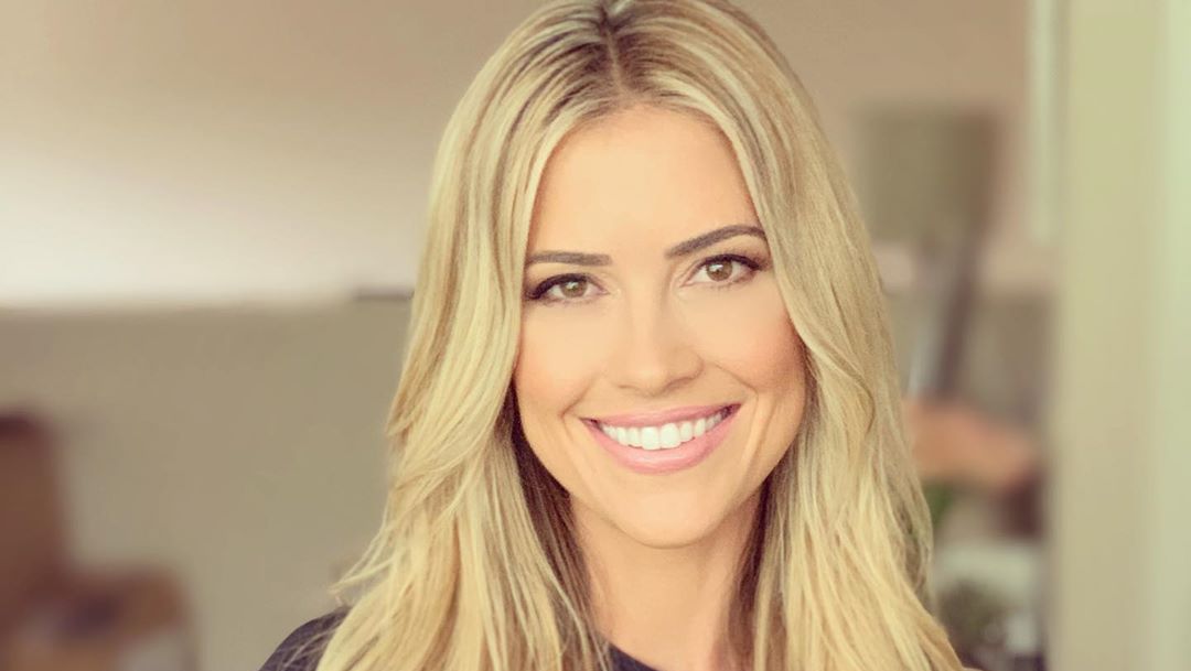 'Flip Or Flop' Star Christina Anstead CRUSHES Instagram With Smoking ...