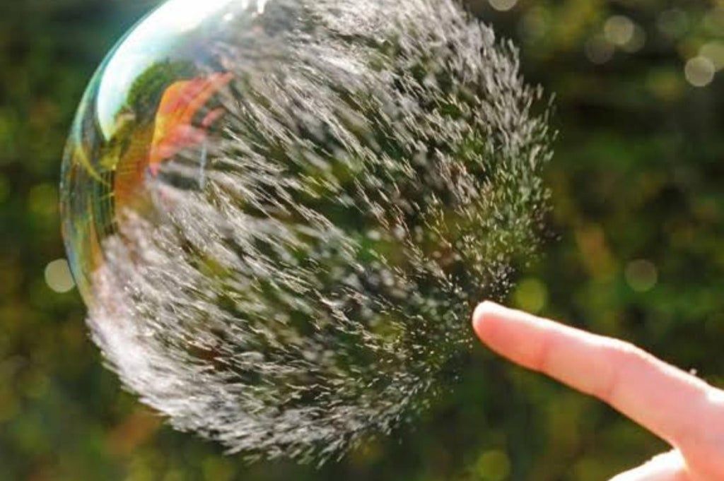 Лопающиеся пузырьки при дыхании. Мыльный пузырь лопается. Воздушный шар лопается фото. Фото мыльные пузыри лопнули. Мыльный пузырь лопается фото.
