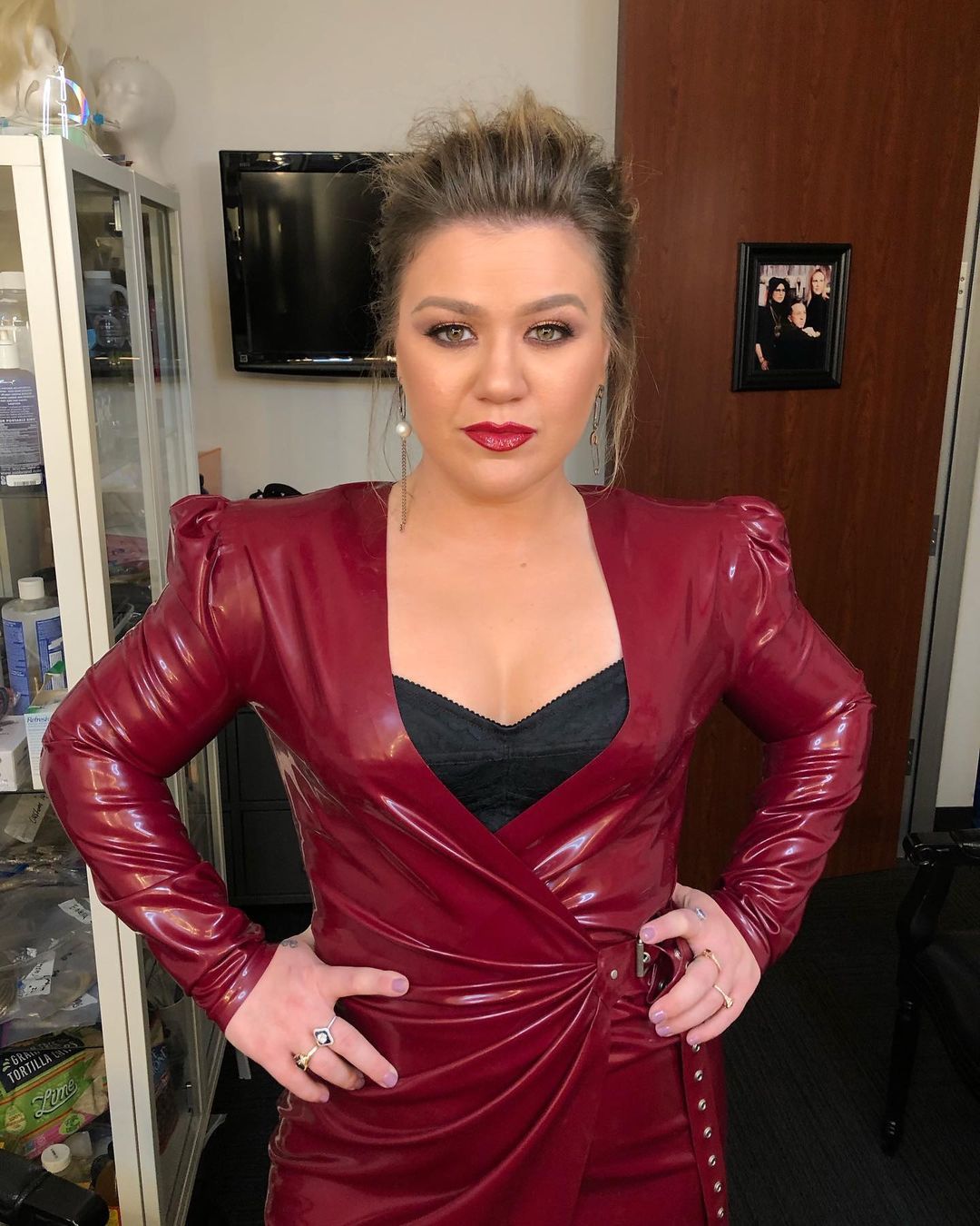 Kelly Clarkson Looks Fierce In Red Leather As Divorce Battle Heats Up