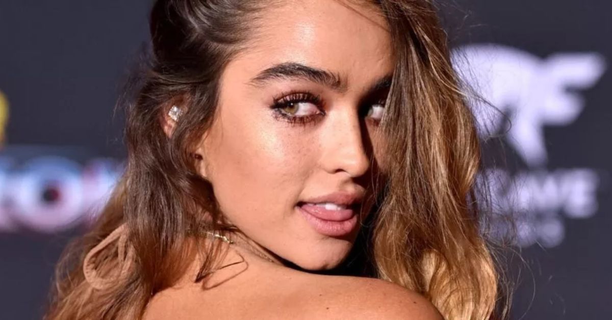 Sommer Ray Pulls Down Panties In Exposing Workout Video