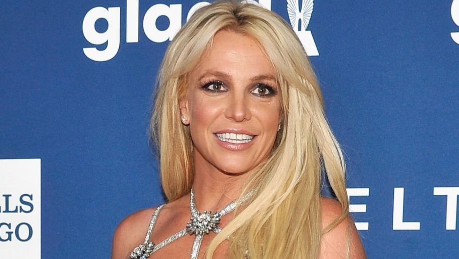 Britney Spears Pulls Down Shorts With No Visible Underwear In Stunning ...