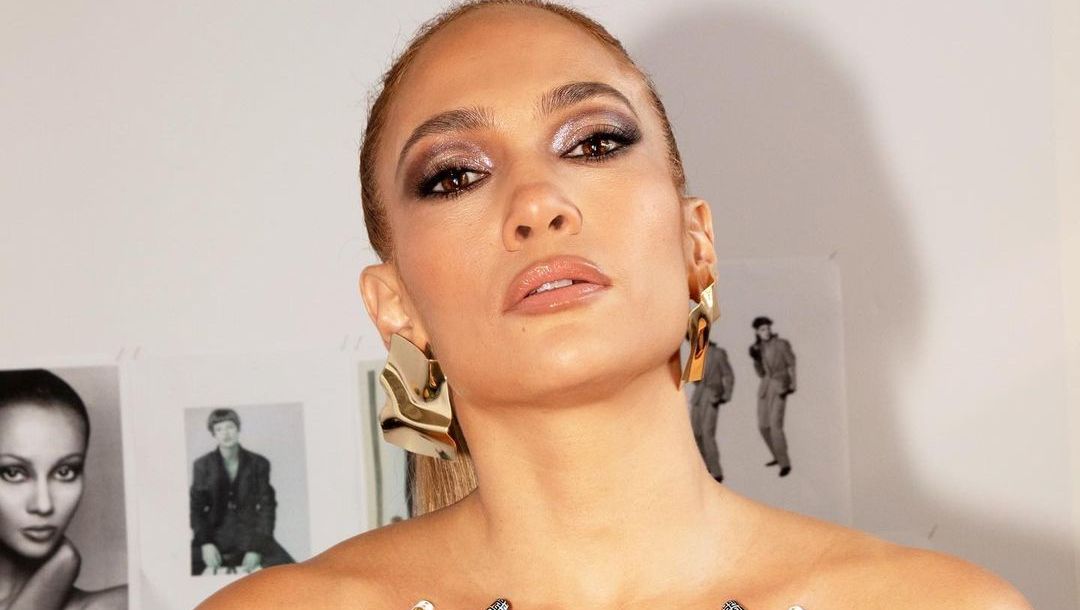 Jennifer Lopez Stuns Going FULL NUDE In New Breathtaking Video!!