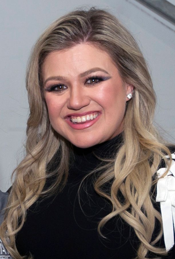 Kelly Clarkson Opens Up On Her Struggles With ‘Motherhood’