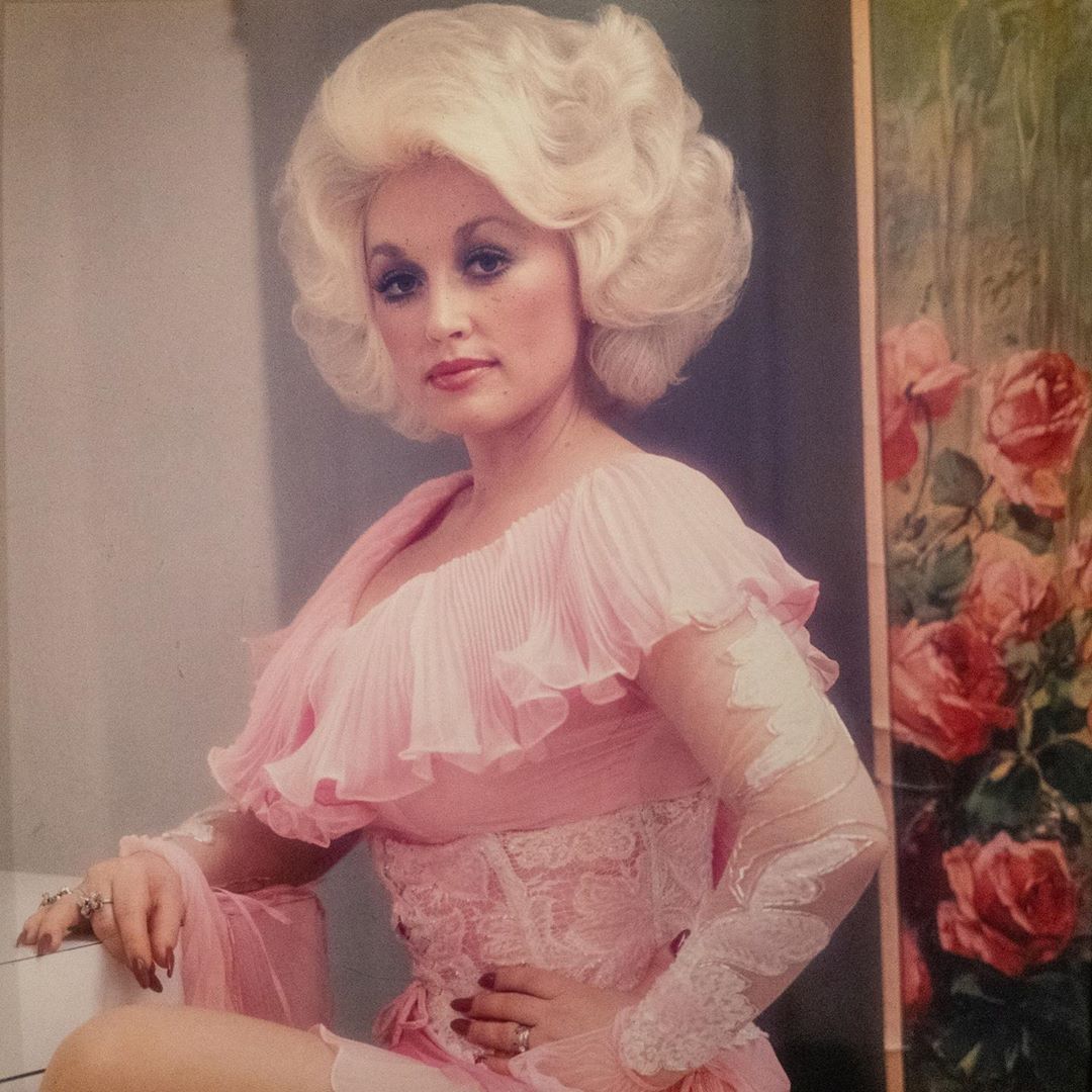 Dolly Parton Is Drop-Dead Gorgeous In Glamour Shot Showing Off Her Huge ...