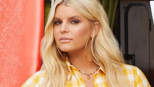 Jessica Simpson Opens Wide After Leggy Bathtime Showoff