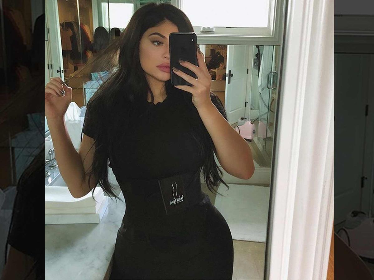 Kylie Jenner Using 'Snap Back' Waist Trainer Weeks After Giving Birth